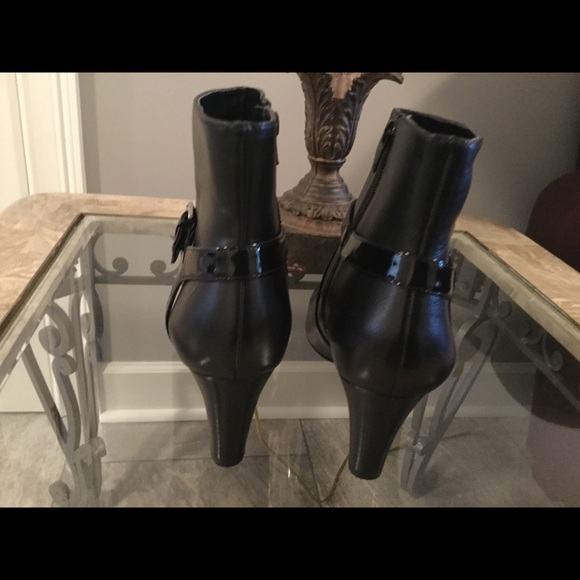 Black leather booties - Picture 4 of 4